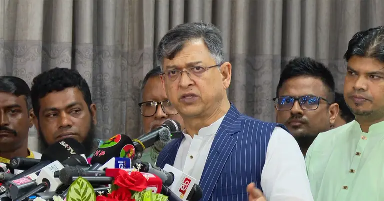 সাংবাদিকদের সঙ্গে কথা বলেছেন সালাহউদ্দিন আহমেদ